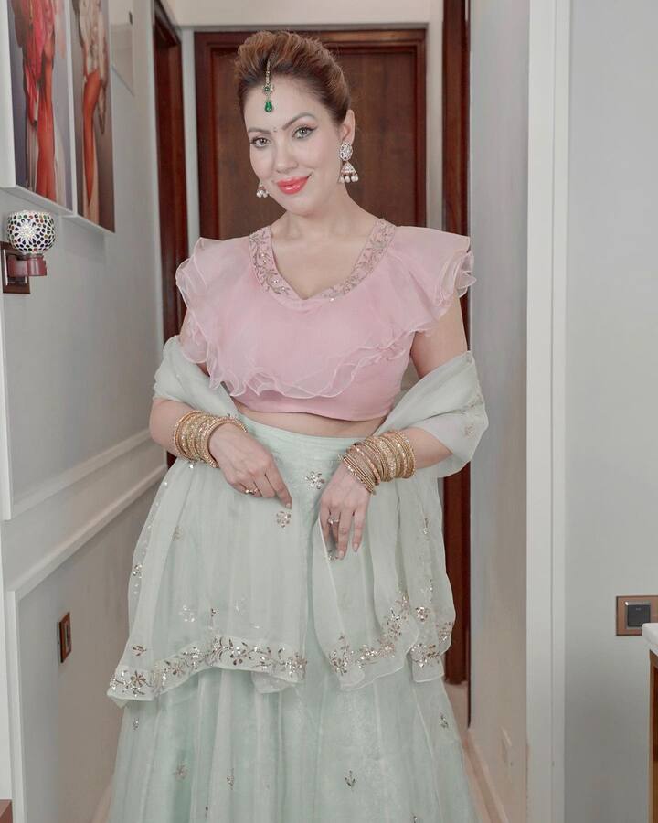 मुनमुन दत्ता ने अपने पूरे घर में व्हाइट पेंट करवाया हुआ है. जो घर को एलीगेंट लुक दे रहा है. ये घर की मेन एंट्रेंस हैं.