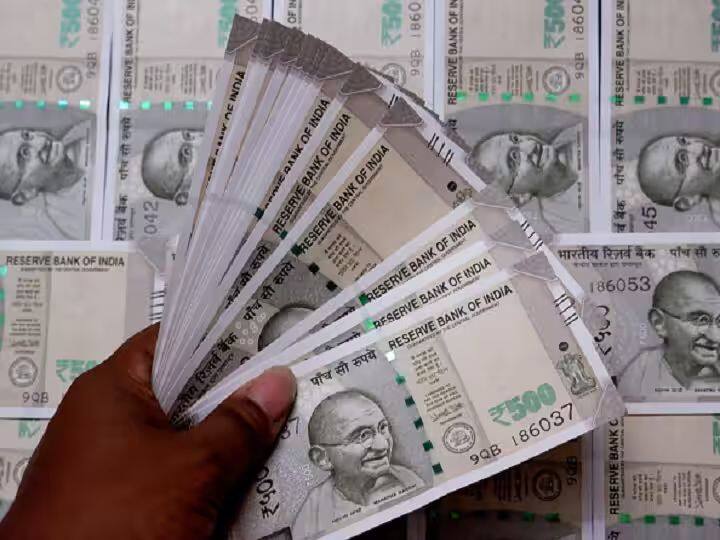 लैंगिक असमानता को लेकर महिला एवं बाल विकास मंत्रालय ने 14 पायदान की छलांग लगाने पर खुशी जाहिर की है, लेकिन भारत में श्रम बल भागीदारी दर में सबसे बड़ा लिंग अंतर है. रिपोर्ट के मुताबिक, श्रम बल में महिलाओं की भागीदारी 28.3 फीसदी और पुरुषों की 76.1 फीसदी के साथ 47.8 प्रतिशत का अंतर है.