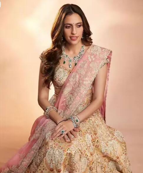 ਇਸ ਦੇ ਨਾਲ ਹੀ ਇਸ ਪਰਿਵਾਰ ਦੀ ਵੱਡੀ ਨੂੰਹ ਯਾਨੀ ਸ਼ਲੋਕਾ ਮਹਿਤਾ ਵੀ ਆਪਣੇ ਪਰਿਵਾਰ ਨਾਲ ਪਰੰਪਰਾ ਦਾ ਪਾਲਣ ਕਰਦੀ ਹੈ। ਸ਼ਲੋਕਾ ਫੰਕਸ਼ਨ ਦੌਰਾਨ ਆਪਣੇ ਹੱਥ 'ਤੇ ਕਾਲਾ ਧਾਗਾ ਬੰਨ੍ਹੀ ਹੋਈ ਨਜ਼ਰ ਆ ਰਹੀ ਹੈ।