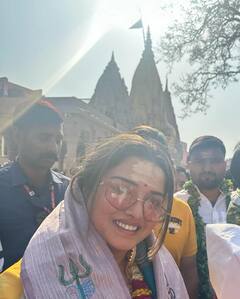 बनारस पहुंचे भोजपुरी स्टार्स Nirahua और Aamrapali Dubey, काशी विश्वनाथ के किए दर्शन, देखें तस्वीरें