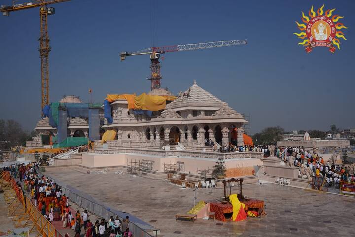 श्रद्धालु भगवान राम के बाल स्वरूप का दर्शन कर खुद को धन्य महसूस कर रहे हैं. रामलला सरकार के दर्शन करने आए श्रद्धालु सुगमता पूर्वक मंदिर में पहुंच रहे हैं.