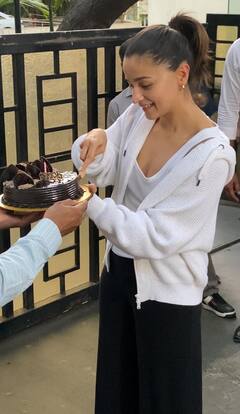 Alia Bhatt Birthday: आलिया ने पैपराजी संग मनाया अपना 31वां बर्थडे, जमकर हुई मस्ती और काटा केक