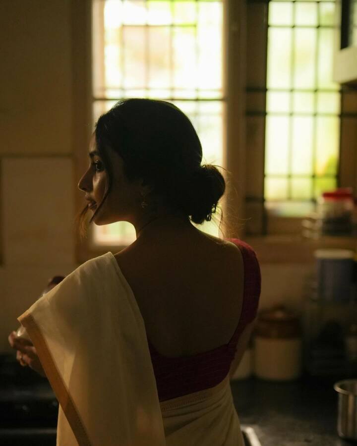 தற்போது இவர் புடவையில் சில அழகான புகைப்படங்களை தனது இன்ஸ்டா பக்கத்தில் பதிவிட்டுள்ளார்.