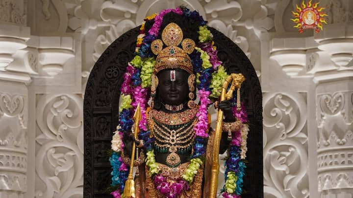 मंदिर में रामलला की प्राण प्रतिष्ठा के बाद से ही बड़ी संख्या में श्रद्धालु अयोध्या पहुंच रहे हैं. ट्रस्ट के मुताबिक रोज़ाना एक लाख से ज़्यादा श्रद्धालु राम मंदिर में दर्शन के लिए आ रहे हैं.