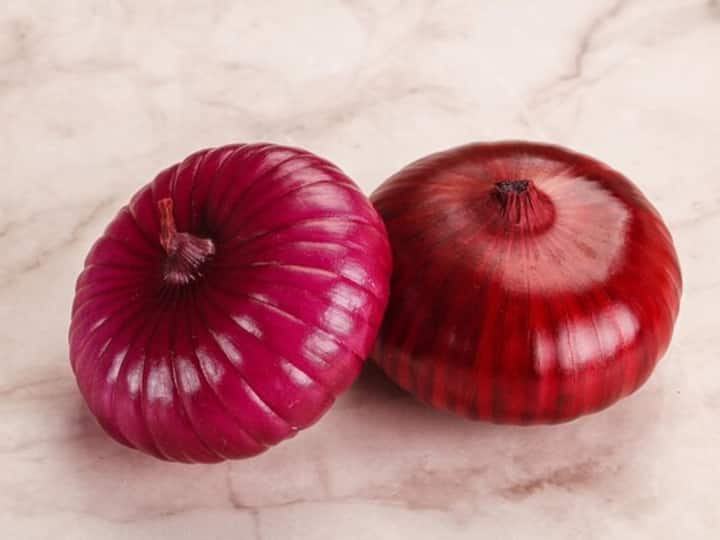 प्याज खरीदते समय, ऐसे प्याज को चुनें जो सख्त और सूखा हो. इतना ही नहीं इसपर को खरोंच के निशान या मुलायम नहीं होने चाहिए. हमेशा चोटिले या दबे कुचले प्याज खरीदने से बचें, क्योंकि उनके जल्दी सड़ने की संभावना अधिक होती है.