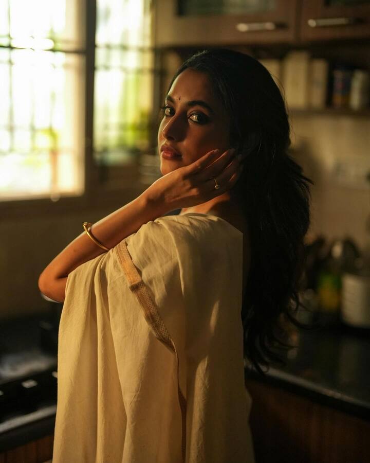 ‘గ్యాంగ్ లీడర్’ కంటే ముందు ప్రియాంక ‘టిక్ టాక్’లో మూవీలో నటించింది. అయితే, కొన్ని సాంకేతిక కారణాల వల్ల ఆ మూవీ ఆలస్యంగా విడుదలైంది. ఆ తర్వాత ప్రియాంకాకు టాలీవుడ్, కోలీవుడ్‌లో అవకాశాలు వచ్చాయి. తన ఫ్యామిలీ ఇమేజ్‌కు భంగం వాటిల్లుతుందనే కారణంతో ఆమె స్వయంగా ఆ సీన్స్ తొలగించడానికి ఒత్తిడి చేసిందని, ఈ విషయాన్ని నిర్మాతలకు కూడా తెలియజేయకుండా.. చేశారని పోలీసులకు తెలిపాడు. ప్రస్తుతం ఈ కేసు విచారణలో ఉంది.