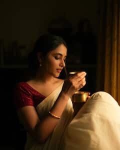 Priyanka Mohan: చక్కని చుక్క చేతిలో చిక్కని కాఫీ - ప్రియాంక.. నీ అమాయక చూపుల్లో ఏదో మత్తుంది!