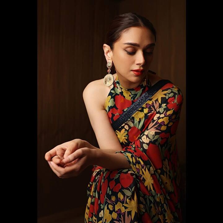 హిందీలో సర్దార్ కా గ్రాండ్ సన్ అనే సినిమాలో నటించింది..ఆ తర్వాత మణిరత్నం దర్శకత్వంలో వచ్చిన చెలియా సినిమాతో తెలుగు ప్రేక్షకులకు   పరిచయం అయ్యింది