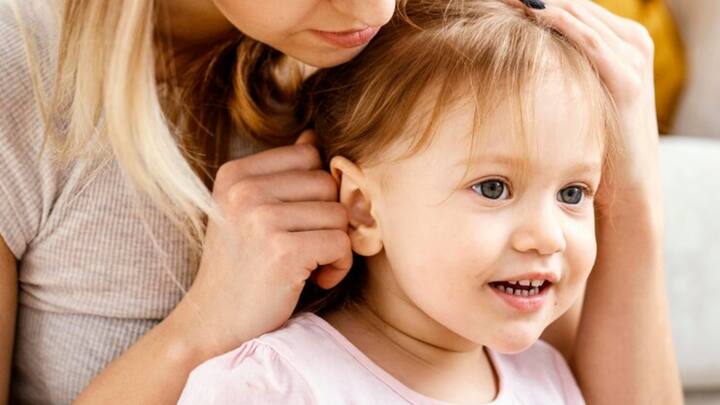 कान में तेल डालने से नमी बढ़ती है. जब कान में नमी होती है, तो वहां गंदगी, धूल और जीवाणुओं के जमाव का ज्यादा खतरा होता है. ये जब अधिक जीवाणुओं का जमाव होता है, तो उनमें इंफेक्शन हो सकता हैं.