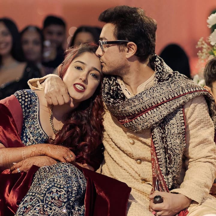 एक तस्वीर में आमिर इरा के माथे पर किस कर रहे हैं।
