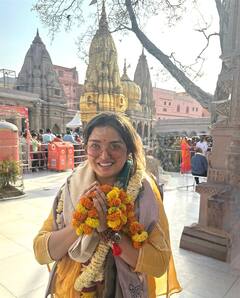 बनारस पहुंचे भोजपुरी स्टार्स Nirahua और Aamrapali Dubey, काशी विश्वनाथ के किए दर्शन, देखें तस्वीरें
