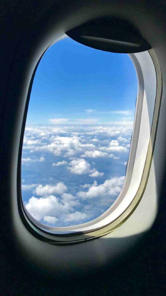 Plane Window : विमानाच्या खिडकीला छोटं छिद्र का असतं ?