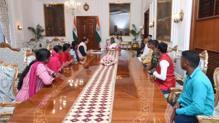 Sandeshkhali violence victim women meets president Draupadi Murmu Delhi sheikh Shajahan Sandeshkhali Victims: संदेशखाली की पीड़ित महिलाओं ने राष्ट्रपति द्रौपदी मुर्मू के सामने खोली शाहजहां शेख की क्राइम कुंडली