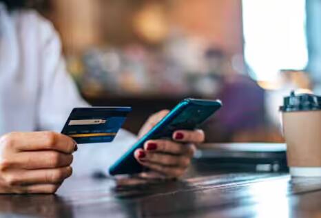 ਜੇਕਰ ਕੋਈ ਏਜੰਟ ਤੁਹਾਨੂੰ ਰਜਿਸਟ੍ਰੇਸ਼ਨ ਫੀਸ ਦੇ ਤੌਰ ‘ਤੇ ਖਾਤੇ ਵਿੱਚ ਪੈਸੇ ਟਰਾਂਸਫਰ ਕਰਨ ਲਈ ਕਹਿੰਦਾ ਹੈ, ਤਾਂ ਸਮਝੋ ਕਿ ਇਹ ਨਕਲੀ ਹੈ।