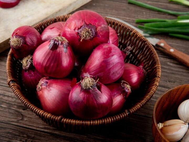 प्याज को प्लास्टिक की थैलियों में रखने के बजाय जालीदार थैलों या टोकरियों का इस्तेमाल करें. ये कंटेनर प्याज के चारों ओर हवा को प्रसारित करने में मदद करते हैं, जिससे नमी बनने और सड़ने से बचाव होता है.