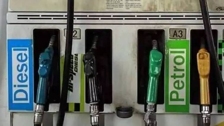 the centre has reduced rs 2 for petrol diesel implemented from today Petrol Diesel Price Today: 663 நாட்களுக்கு பின் குறைக்கப்பட்ட பெட்ரோல் டீசல் விலை.. இன்று முதல் அமல்..!