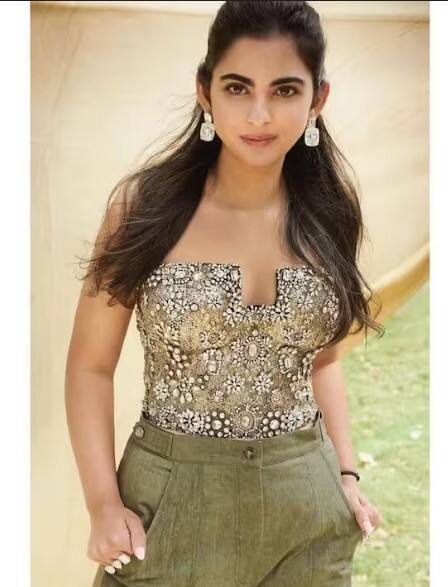 ਇਸ ਦੇ ਨਾਲ ਹੀ ਨੀਤਾ ਅੰਬਾਨੀ ਦੀ ਲਾਡਲੀ ਧੀ ਈਸ਼ਾ ਅੰਬਾਨੀ ਹਮੇਸ਼ਾ ਆਪਣੇ ਹੱਥ 'ਤੇ ਕਾਲਾ ਧਾਗਾ ਬੰਨ੍ਹੀ ਨਜ਼ਰ ਆਉਂਦੀ ਹੈ, ਚਾਹੇ ਉਹ ਪੱਛਮੀ ਜਾਂ ਪਰੰਪਰਾਗਤ ਲੁੱਕ ਪਾਉਂਦੀ ਹੈ।