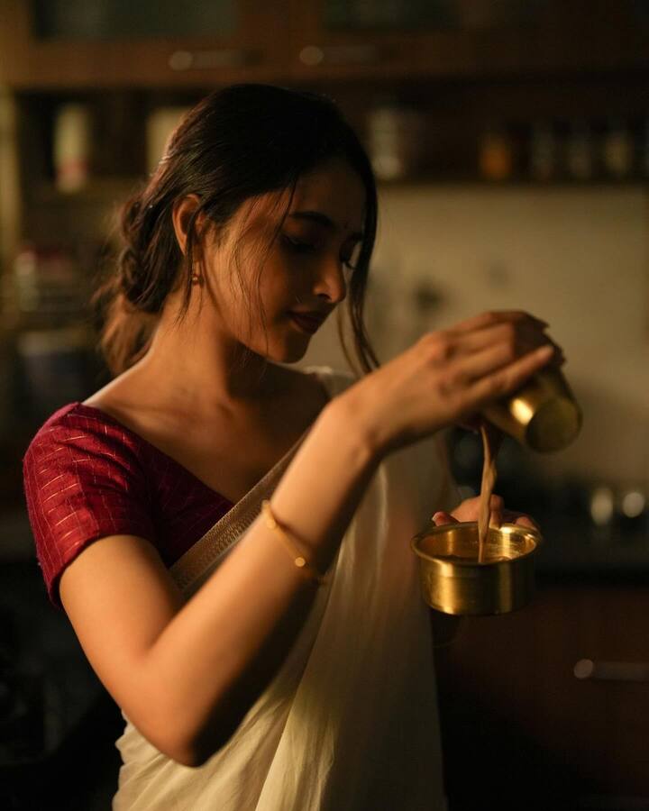 என்னத்தான் சினிமா, படப்பிடிப்பு என பிஸியாக இருந்தாலும் சமூக வலைதளங்களிலும் ஆக்டிவாகவே இருக்கிறார் பிரியங்கா.
