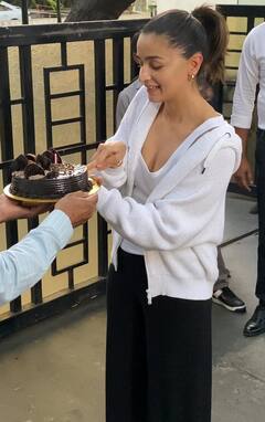 Alia Bhatt Birthday: आलिया ने पैपराजी संग मनाया अपना 31वां बर्थडे, जमकर हुई मस्ती और काटा केक
