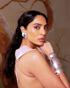 sobhita dhulipala: શોભિતા ધુલિપાલાએ હોટ ફિગર બતાવી ચાહકોને બનાવ્યા દિવાના, જુઓ વાયરલ તસવીરો