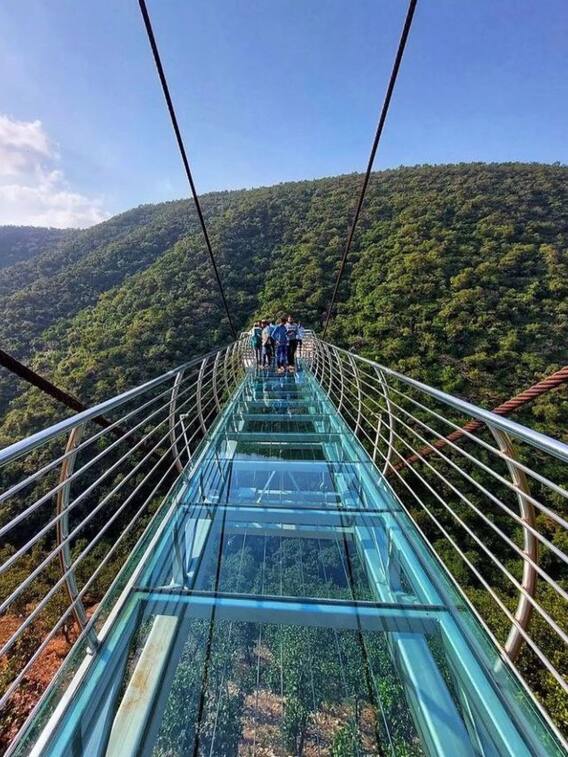 बेहद खूबसूरत है इस शहर का शीशे का पुल