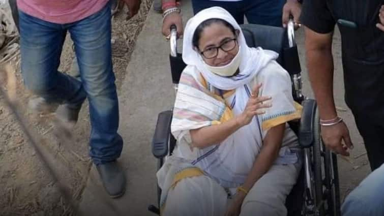 west bengal cm mamata banerjee discharge from hospital after head injury treatment under close monitoring marathi news Mamata Banerjee Head Injury: ममता बॅनर्जींच्या डोक्याला तीन टाके, ईसीजी-सीटी स्कॅननंतर रुग्णालयातून डिस्चार्ज