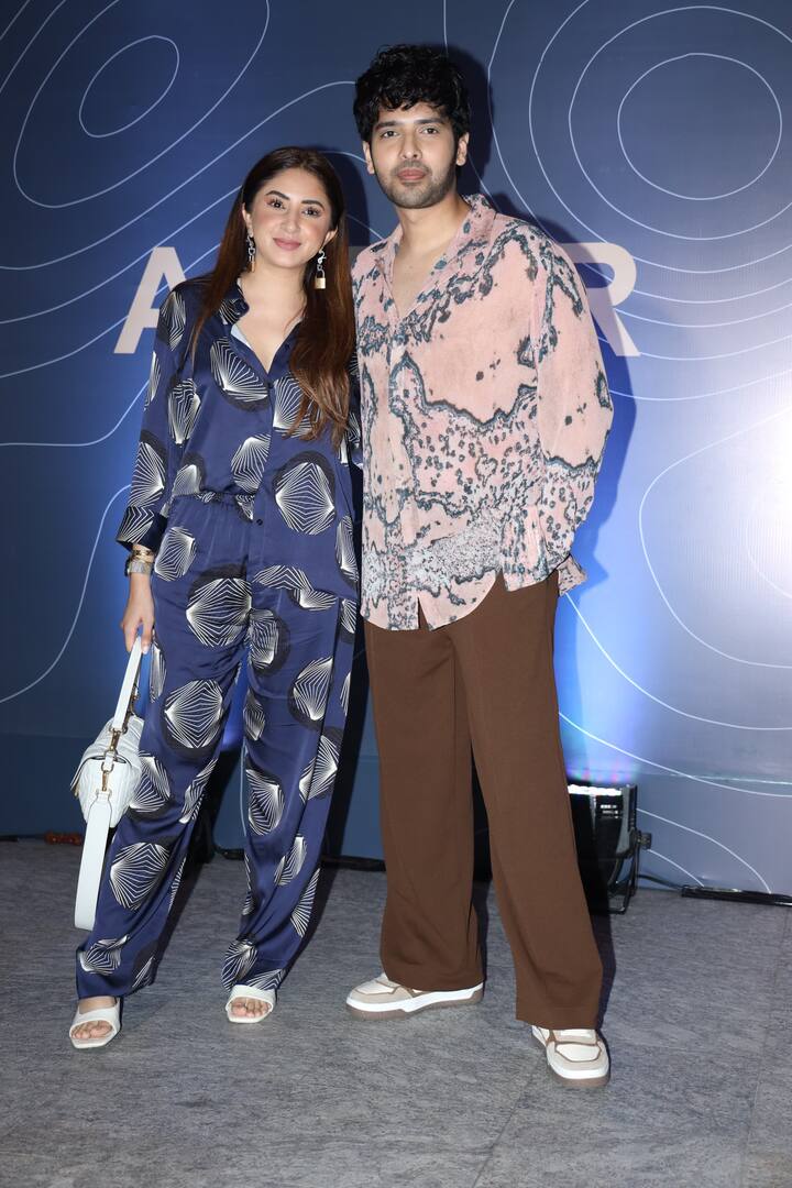 वहीं सिंगर अरमान मलिक पार्ट में आशना श्रॉफ संग पहुंचे थे. आशना ने सिंपल को-ऑर्ड सेट पहना था जबकि अपमान प्रिटेड शर्ट में काफी कूल दिख रहे थे.