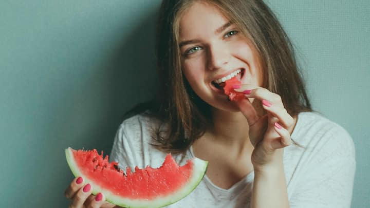 Watermelon Benefits : चला जाणून घेऊया उन्हाळ्यात टरबूज खाल्ल्याने कोणते फायदे होतात.