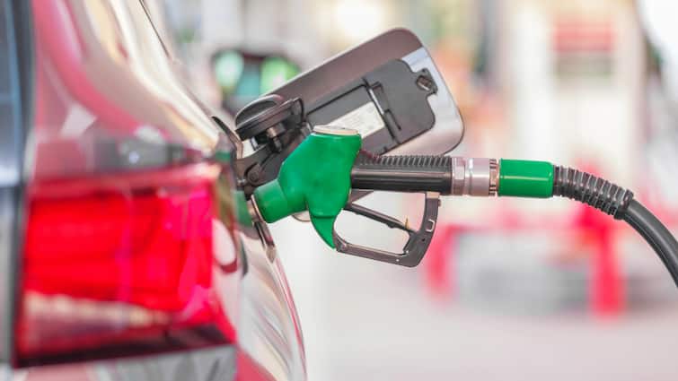 Pakistani government announced an increase in price of petrol and Diesel पाकिस्तान में फिर महंगा हुआ पेट्रोल-डीजल, फ्यूल के बढ़े रेट से पाकिस्तानी अवाम हलकान