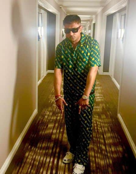 हनी सिंह ने पंजाबी के अलावा हिंदी और अंग्रेजी में भी रैप सॉन्ग गाए हैं. साल 2011 में हनी सिंह का गाना 'गबरू' आया जो सुपरहिट आया. उसी साल उन्होंने दिलजीत दोसांझ के साथ 'लक 28 कुड़ी दा' गाया जो हिट हुआ. दिलजीत के साथ हनी सिंह ने पंजाबी फिल्म 'लॉयन ऑफ पंजाब' में काम किया है.