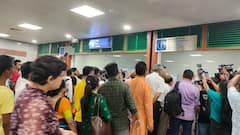 East West Metro : গঙ্গার নীচ দিয়ে মেট্রোয় ৪৬ সেকেন্ডে হাওড়া-কলকাতা, রাত থেকে অপেক্ষা সার্থক শয়ে শয়ে যাত্রীর