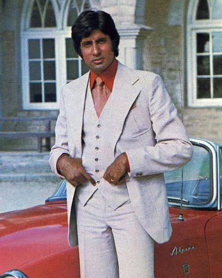 दरअसल अमिताभ बच्चन शुरुआत से ही अपने फिल्म शॉट्स को लेकर काफी सजग रहते आए हैं. हर शॉट में डायलॉग डिलिवरी, मूवमेंट्स के अलावा वो कैमरा एंगल और लाइटिंग तक पर ध्यान देते हैं. ताकि उनका शॉट ना सिर्फ परफेक्ट आए बल्कि जो वो पर्दे पर करना, कहना चाहते हैं दर्शकों तक पूरी तरह से पहुंचे.