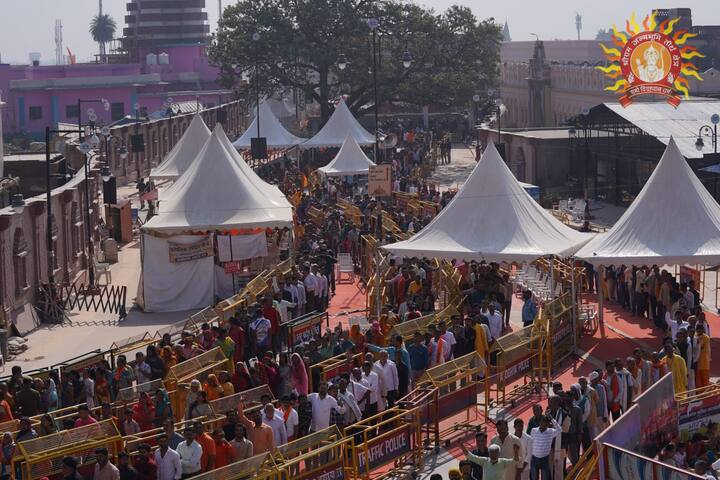 रामलला की प्राण प्रतिष्ठा समारोह में देश दुनिया के खास मेहमान हाजिर हुए थे. प्राण प्रतिष्ठा के बाद राम मंदिर को खोल दिया गया था.