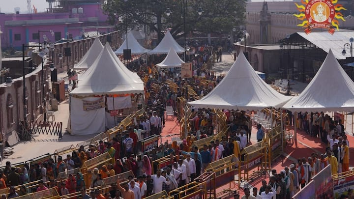 Ayodhya Ram Mandir: बुजुर्गओं और महिलाओं को भी बाधा रहित भगवान रामलला का दर्शन कराया जा रहा है. श्रद्धालु राम मंदिर में सुगम दर्शन की व्यवस्था से काफी खुश नजर आ रहे हैं.