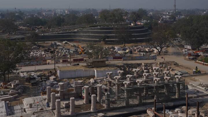 मंदिर ट्रस्ट ने जो तस्वीरें जारी की है उसमें मंदिर के अधूरे हिस्से में काम होता दिखाई दे रहा है. मंदिर की दीवारों पर बारीक नक्काशी का काम फिर शुरू हो गया है. मंदिर परिसर में कारीगरों को काम करते देखा जा सकता है.