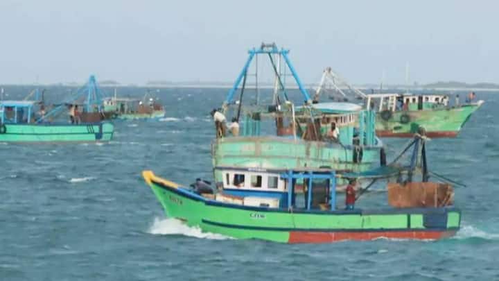 Sri Lankan fishermen have arrested 15 nagapattinam fishermen for allegedly catching fish across the border. Fisherman Arrest: இலங்கை கடற்படையினரின் அட்டூழியம்.. நாகை மீனவர்கள் 15 பேர் கைது..