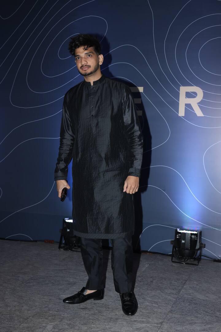 मुनव्वर इस दौरान ऑल ब्लैक लुक में काफी डैशिंग लग रहे थे.