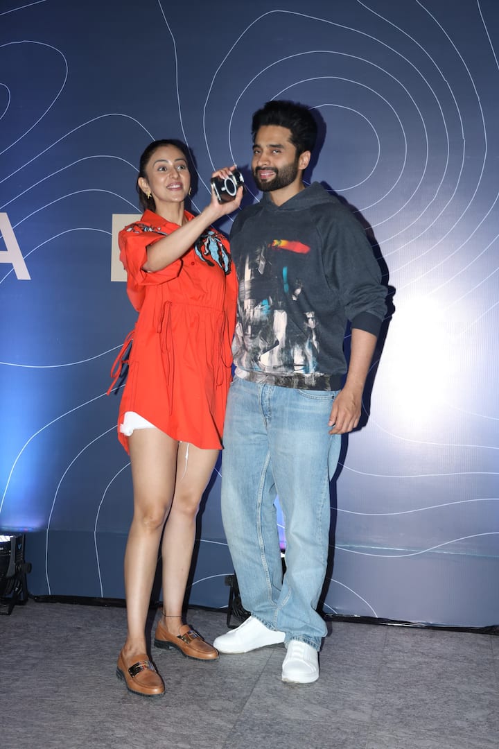 कपिल की सितारों से सजी पार्टी में न्यूली वेड रकुल और जैकी भी पहुंचे थे. इस दौरान रकुल ने ऑरेंज कलर की शर्ट के साथ व्हाइट शॉर्ट्स पेयर किए थे. वहीं जैकी हुडी और ब्लू डेनिम में हैंडसम लग रहे थे.