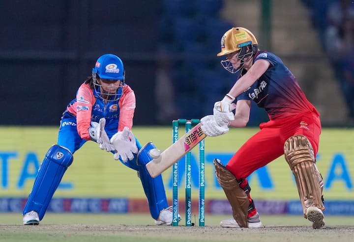 கடந்த பிப்ரவரி 23 ஆம் தேதி தொடங்கிய மகளிர் ஐ.பி.எல் போட்டிகள் வரும் மார்ச் 17 வரை நடைபெற இருக்கிறது.