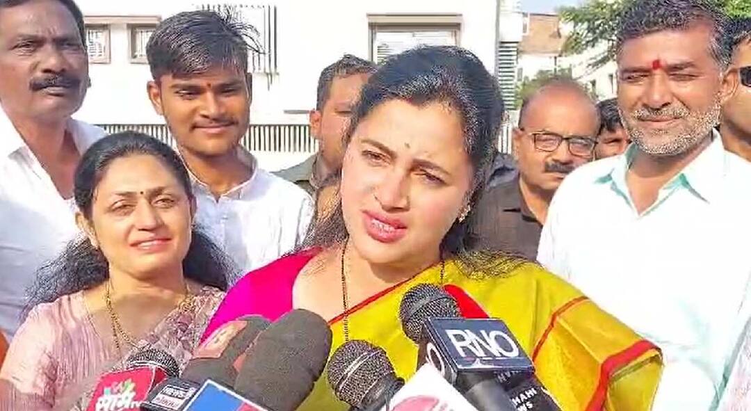 Amravati Loksabha Seat: नवनीत राणा कमळ चिन्हावर लोकसभा लढणार? उपमुख्यमंत्र्यांच्या भेटीनंतर राजकीय वर्तुळात चर्चांना उधाण amravati lok sabha constituency to navneet rana yuva swabhiman party by bjp in loksabha election seat sharing dcm devendra fadanvis discussion maharashtra marathi news Amravati Loksabha Seat: नवनीत राणा कमळ चिन्हावर लोकसभा लढणार? उपमुख्यमंत्र्यांच्या भेटीनंतर राजकीय वर्तुळात चर्चांना उधाण