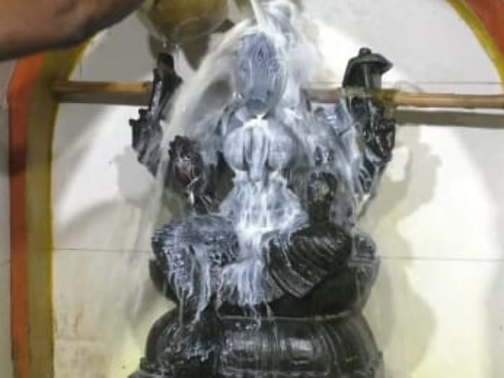 கரூரில் ஸ்ரீ வாராகி அம்மனுக்கு சிறப்பு அபிஷேகம்;  ஓம் சக்தி, பராசக்தி கோசத்துடன் பக்தர்கள் வழிபாடு