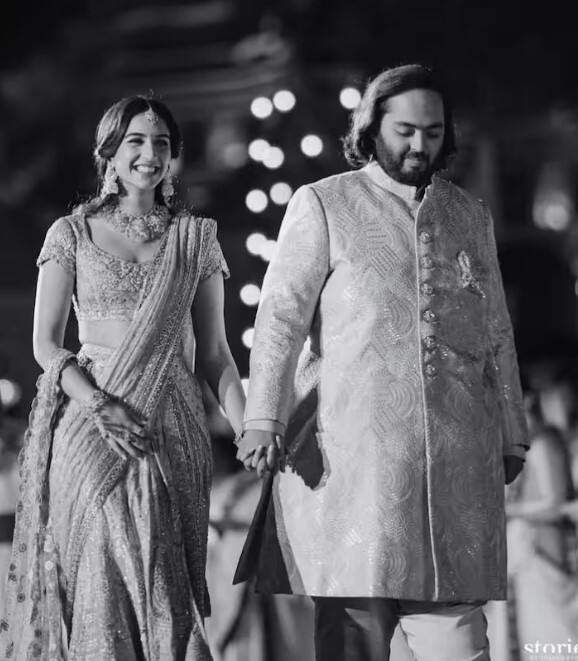 ਤੁਹਾਨੂੰ ਦੱਸ ਦੇਈਏ ਕਿ ਰਾਧਿਕਾ ਮਰਚੈਂਟ ਅਤੇ ਅਨੰਤ ਅੰਬਾਨੀ ਦੇ ਪ੍ਰੀ-ਵੈਡਿੰਗ ਫੰਕਸ਼ਨ ਹੁਣ ਖਤਮ ਹੋ ਚੁੱਕੇ ਹਨ। ਹੁਣ ਇਹ ਜੋੜਾ ਇਸ ਸਾਲ ਜੁਲਾਈ 'ਚ ਸ਼ਾਨਦਾਰ ਵਿਆਹ ਕਰਨ ਜਾ ਰਿਹਾ ਹੈ। ਜਿਸ ਦਾ ਪੂਰਾ ਦੇਸ਼ ਇੰਤਜ਼ਾਰ ਕਰ ਰਿਹਾ ਹੈ।