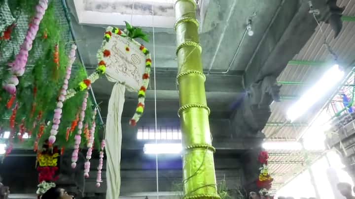 மேலும் கொடி மரத்திற்கு சிறப்பு பூஜைகள் செய்து கொடி மரத்தில் மயிலம் பொம்மபுர ஆதீனம் ஸ்ரீ சிவஞான பாலய ஸ்வாமிகள் 20 ஆம் பட்டம் குருமகா சந்நிதானம் அவர்கள் பங்கேற்று கொடியேற்றினார்.
