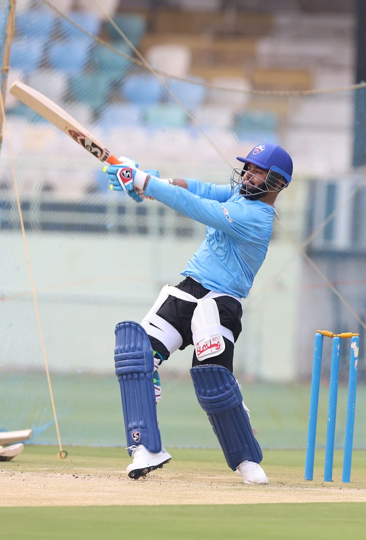 इंडियन प्रीमियर लीग (IPL) में क्रिकेट के अलावा भी बहुत कुछ देखने को मिलता है, जिसमें खिलाड़ियों की आपस की लड़ाई, अंपायर से बहस और भी बहुत कुछ. 2022 के टूर्नामेंट में दिल्ली कैपिटल्स के कप्तान ऋषभ पंत ने भी एक अनोखा कारनामा किया था, जो शायद पेशेवर क्रिकेट में कभी न देखा गया हो.