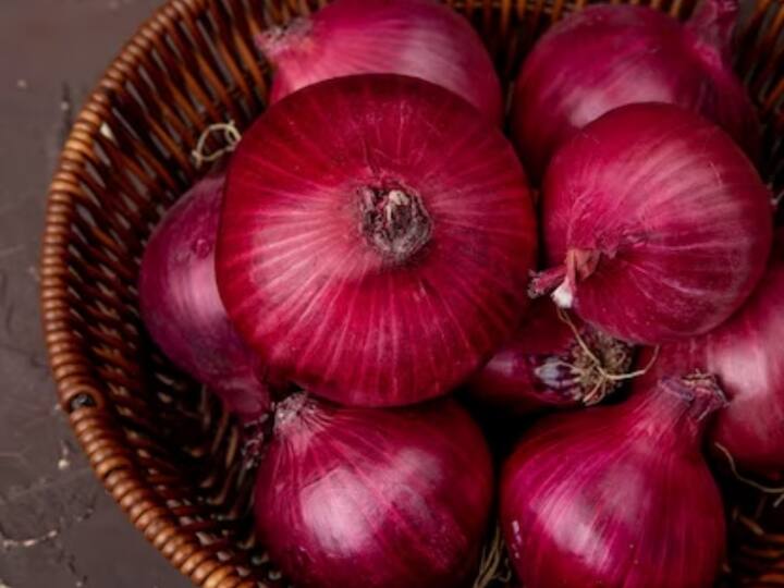 प्याज गैस रिलीज करते हैं, जिससे कुछ फलों और सब्जियां तेजी से पकने लगती हैं और इसके कारण वे तेजी से खराब हो सकते हैं. प्याज को अन्य उपज वाली वस्तुओं, खासकर आलू से दूर रखें.