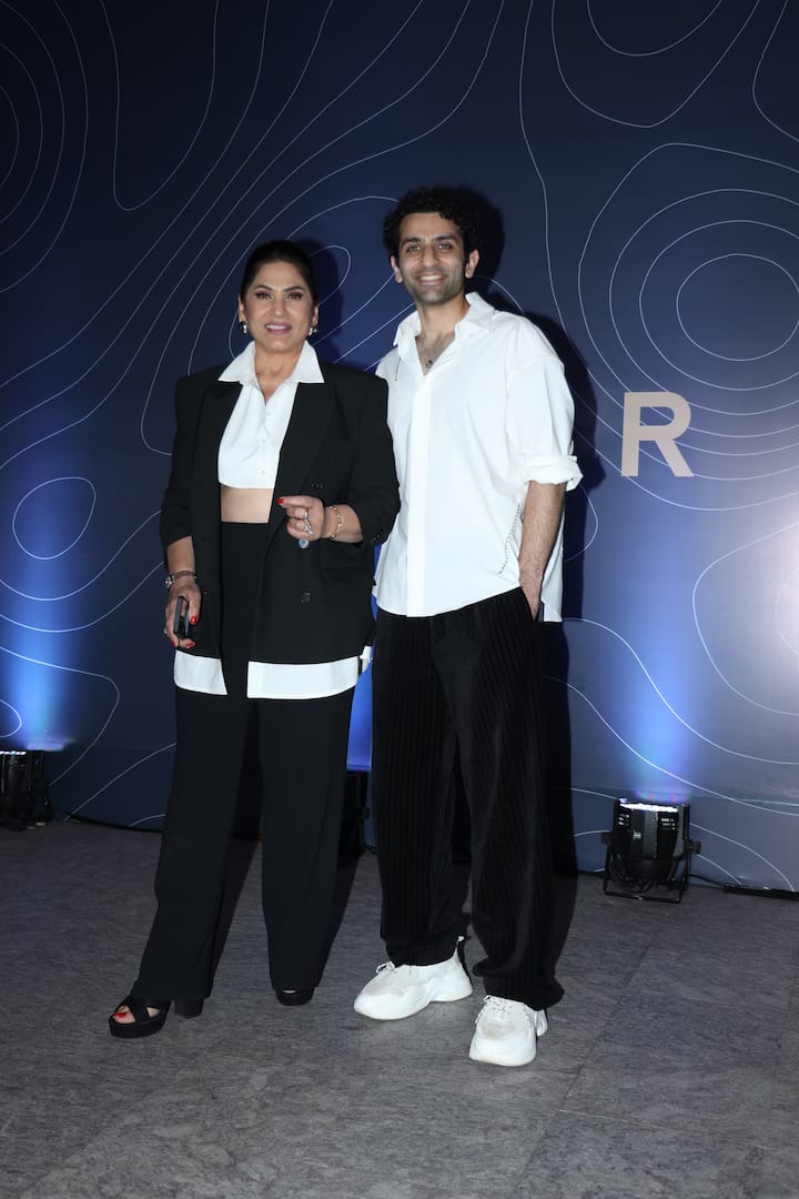 अर्चना पार्टी में अपने बेटे संग पहुंची थीं. इस दौरान मां और बेटे ने पैप्स के लिए जमकर तस्वीरें क्लिक कराईं.