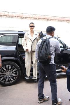 क्रॉप टॉप के साथ शर्ट के बटन खोल Kriti Sanon ने दिखाया स्टाइलिश अंदाज, एक्ट्रेस की अदाओं ने लूटा फैंस का दिल