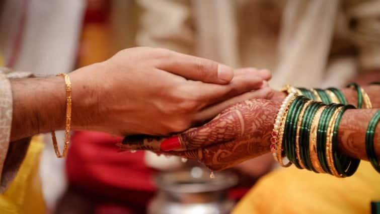 Sambhal News bride refused to marry on jaymala stage Police intervened ann जयमाला स्टेज पर दुल्हे ने की गंदी हरकत, दुल्हन ने शादी से किया इनकार, जानें क्या है मामला