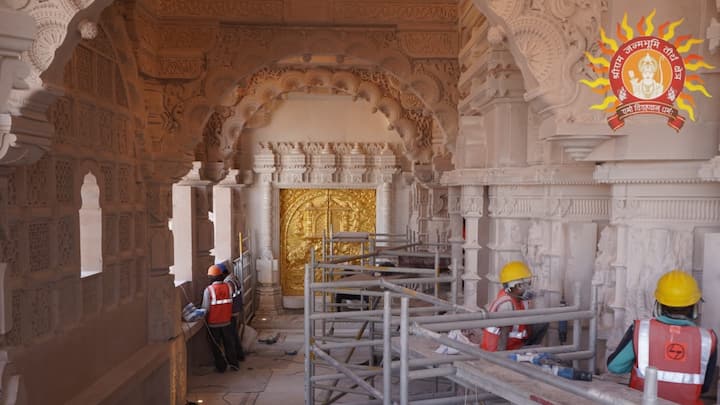 इन तस्वीरों को जारी करते हुए ट्रस्ट ने लिखा- श्री राम जन्मभूमि मंदिर निर्माण कार्य. इन तस्वीरों में मंदिर की दीवारों पर कई तरह की कलाकृतियां दिख रही है जिन्हें मशीनों द्वारा उकेरा जाएगा