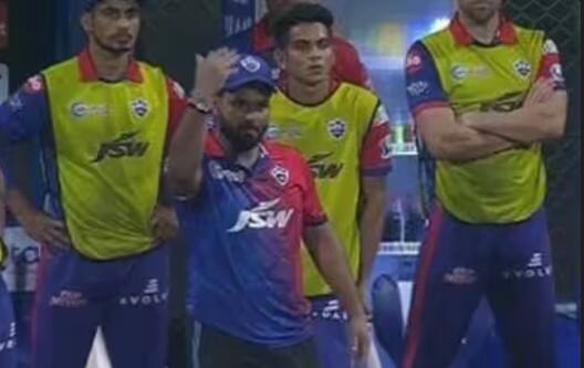 ਦਰਅਸਲ, ਟੂਰਨਾਮੈਂਟ 'ਚ ਰਾਜਸਥਾਨ ਰਾਇਲਸ ਖਿਲਾਫ ਖੇਡੇ ਗਏ ਮੁਕਾਬਲੇ 'ਚ ਨੋ ਬਾਲ 'ਤੇ ਬਹਿਸ ਕਾਰਨ ਦਿੱਲੀ ਦੇ ਬੱਲੇਬਾਜ਼ਾਂ ਨੂੰ ਡਗਆਊਟ ਤੋਂ ਵਾਪਸੀ ਦਾ ਸੰਕੇਤ ਦਿੱਤਾ ਸੀ। ਪੰਤ ਦੇ ਇਸ ਇਸ਼ਾਰੇ ਤੋਂ ਬਾਅਦ ਕਈ ਮੀਮ ਵੀ ਬਣਾਏ ਗਏ। ਇਸ ਦੌਰਾਨ ਕੋਚ ਪ੍ਰਵੀਨ ਅਮਰੇ ਨੇ ਵੀ ਪੰਤ ਦਾ ਸਾਥ ਦਿੱਤਾ ਸੀ।